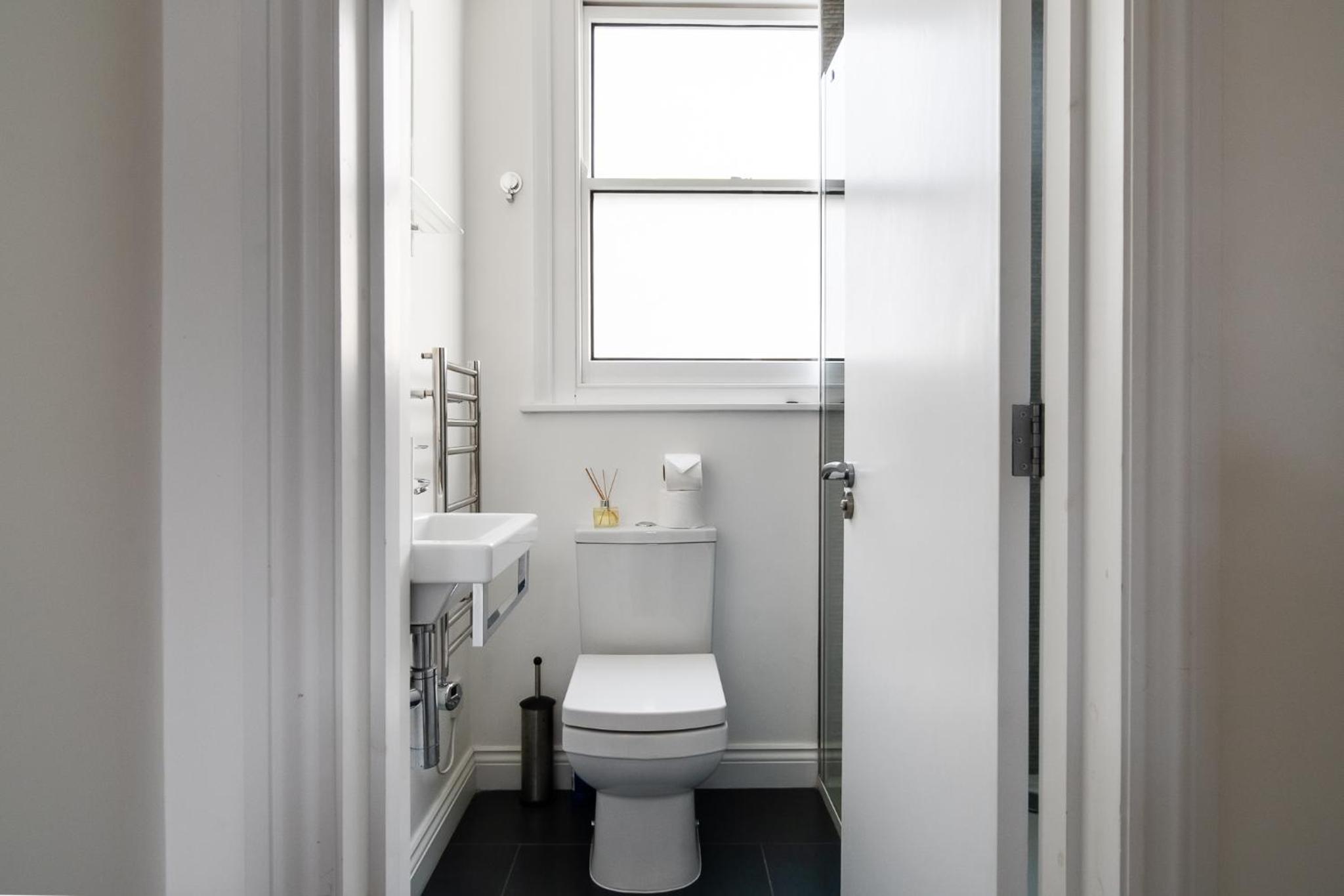 4BR 2BA House By LiveStay Short Lets & Serviced Accommodation London Near Oxford Circus With 2 Private Patios