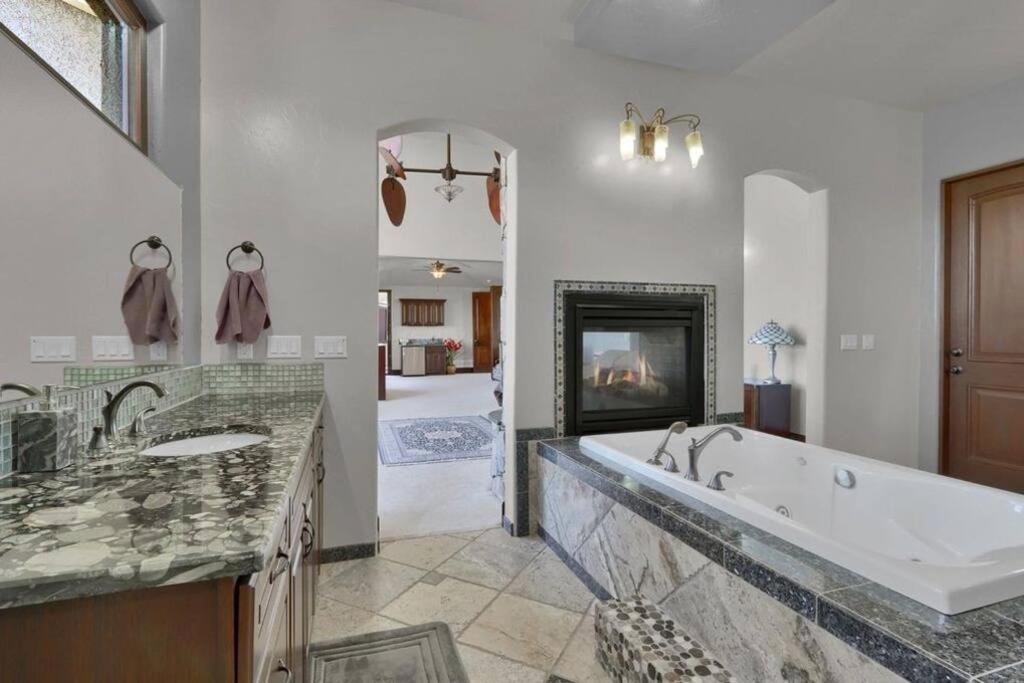 Luxury Mansion Retreat Sleeps 20 Panoramic VIEWS view 3