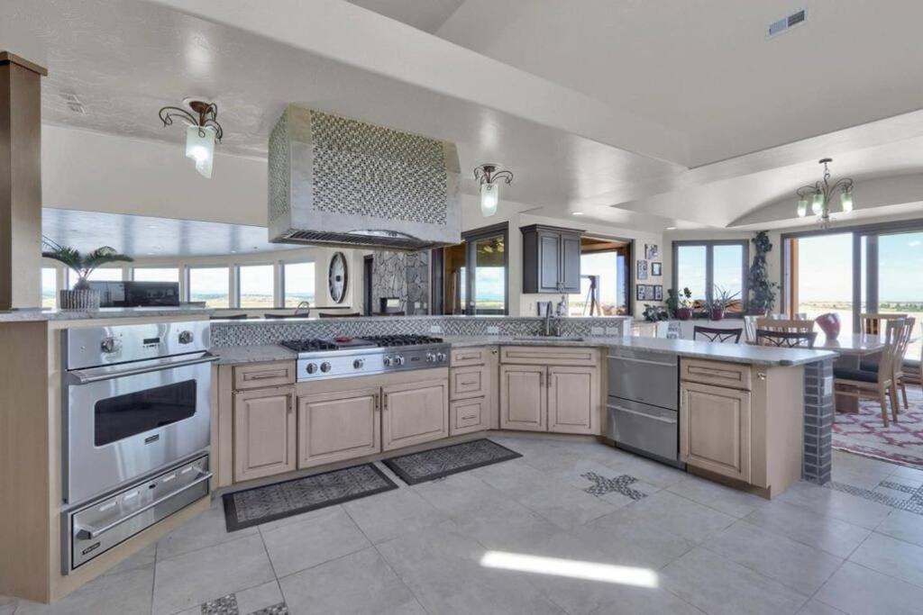 Luxury Mansion Retreat Sleeps 20 Panoramic VIEWS view 4