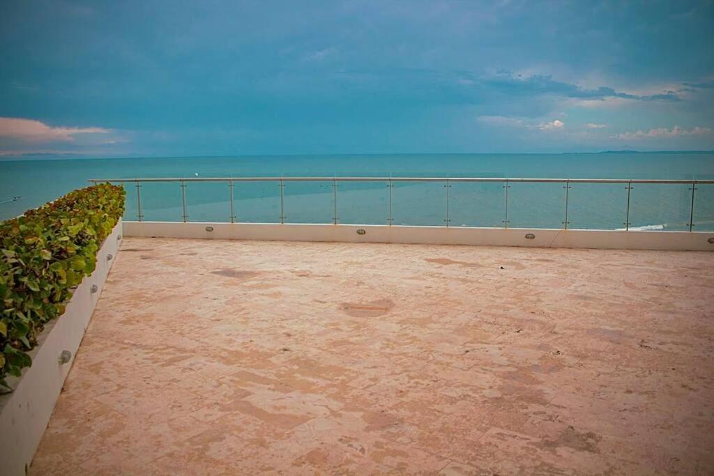 Apto Moderno Frente Al Mar Hermosas Vistas- A 7 Minutos del Centro Histórico y del Aeropuerto Internacional
