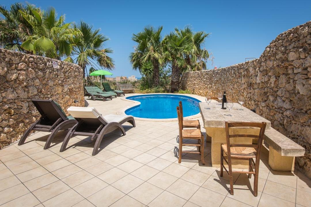 4 Bedroom Farmhouse with Private Pool & Views