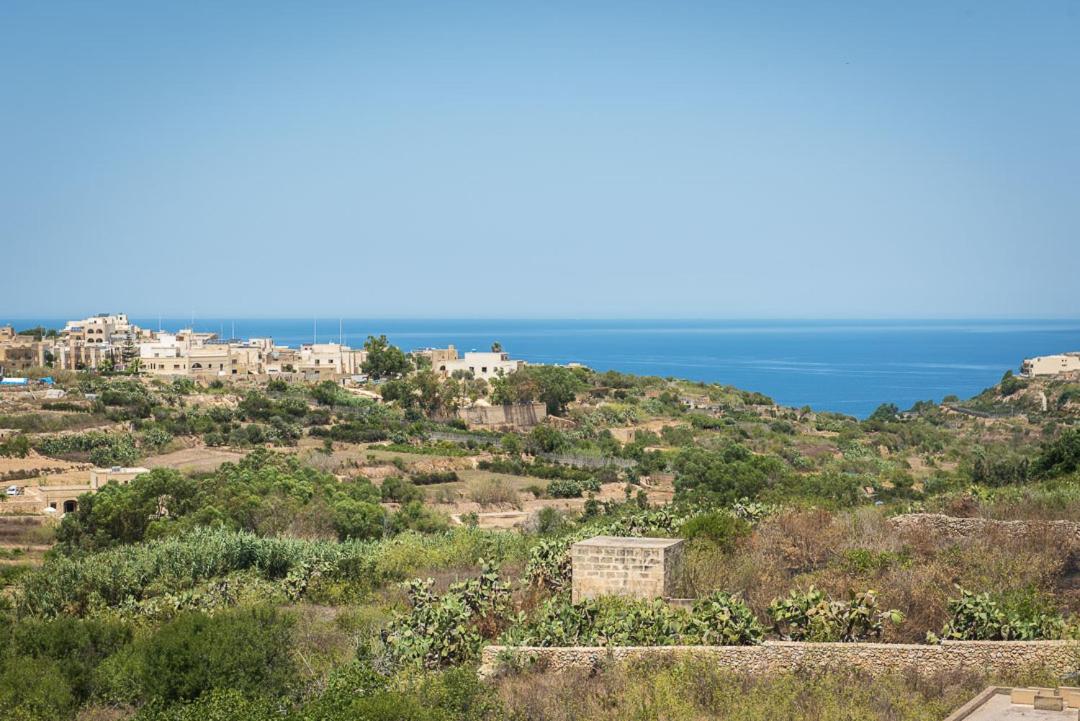 4 Bedroom Farmhouse with Private Pool & Views