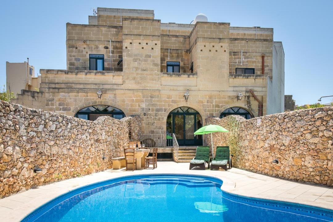 4 Bedroom Farmhouse with Private Pool & Views
