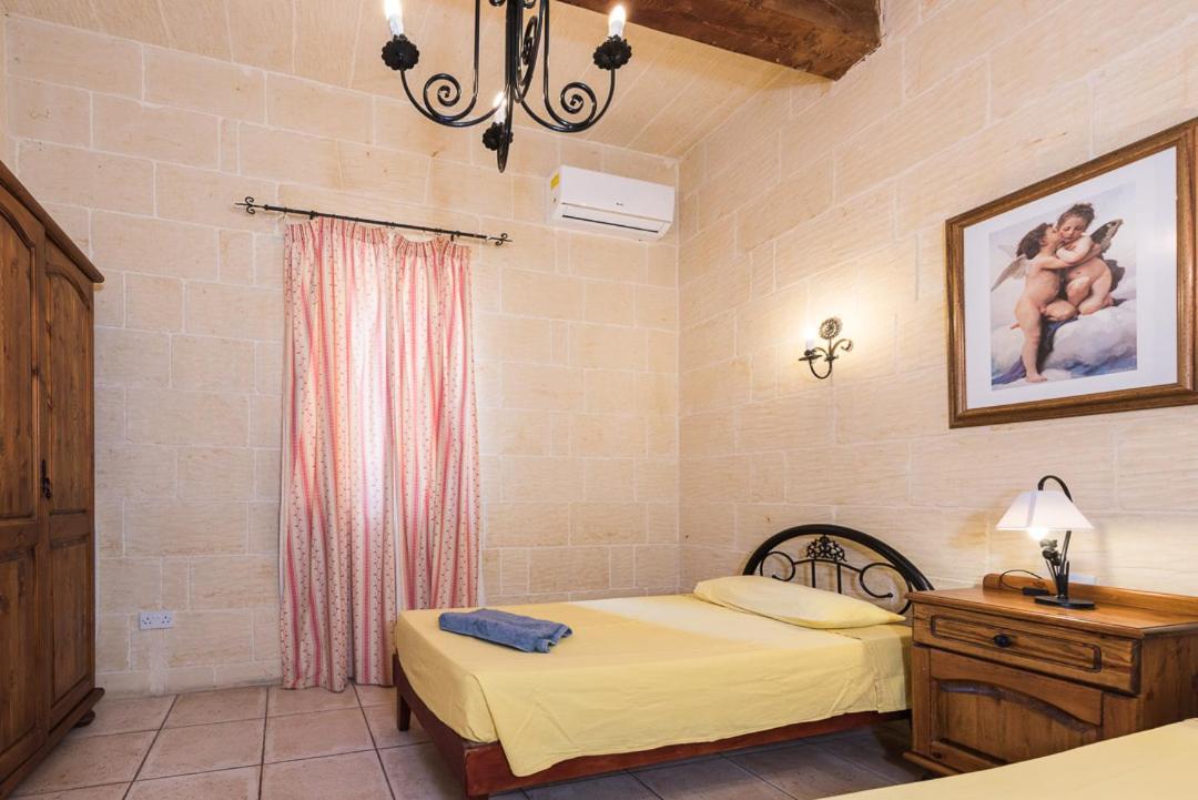 4 Bedroom Farmhouse with Private Pool & Views