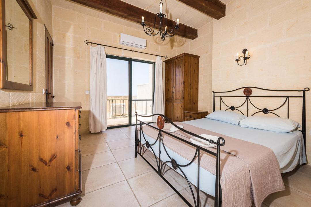 4 Bedroom Farmhouse with Private Pool & Views