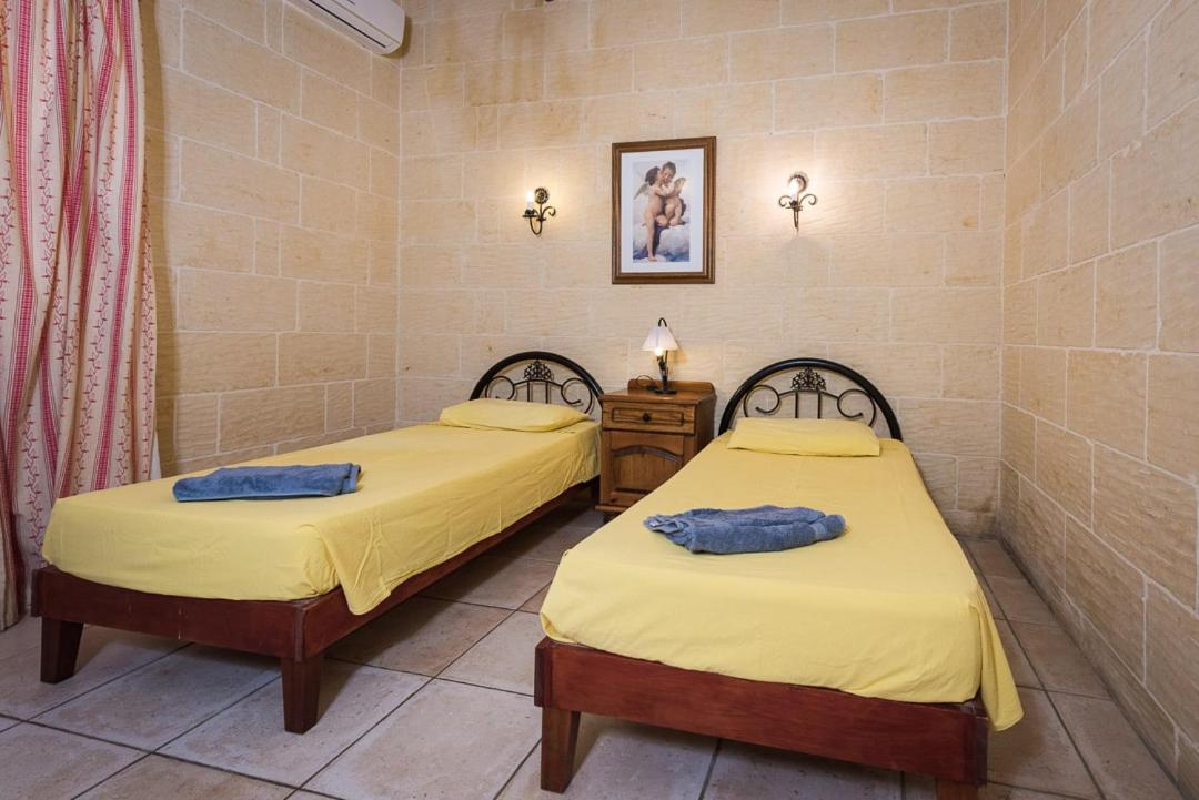 4 Bedroom Farmhouse with Private Pool & Views
