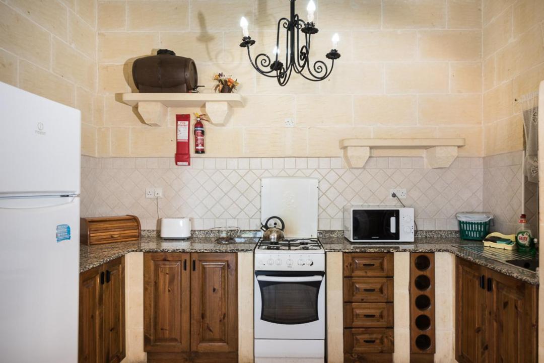 4 Bedroom Farmhouse with Private Pool & Views
