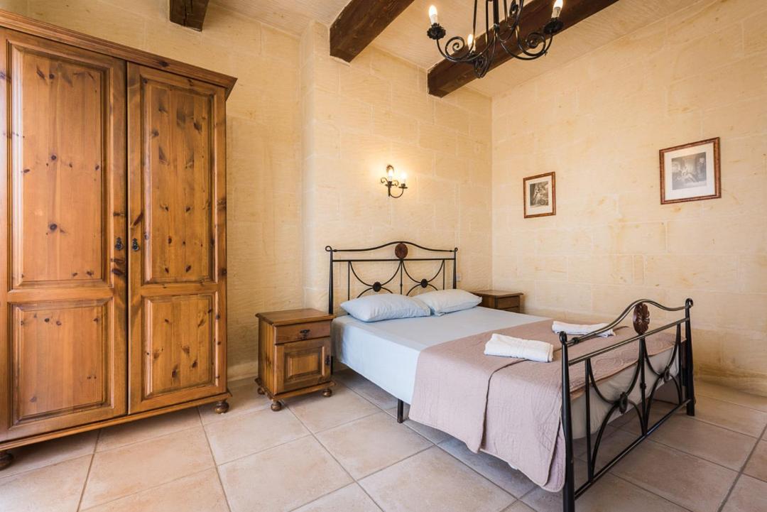 4 Bedroom Farmhouse with Private Pool & Views