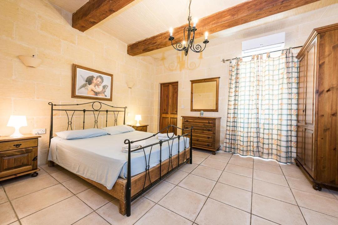 4 Bedroom Farmhouse with Private Pool & Views