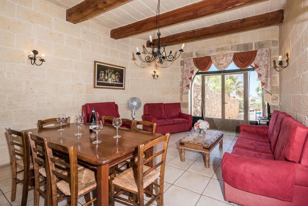 4 Bedroom Farmhouse with Private Pool & Views