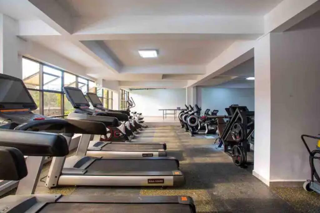 Gold park 1BR with gym and golf simulator, Kilimani view 4