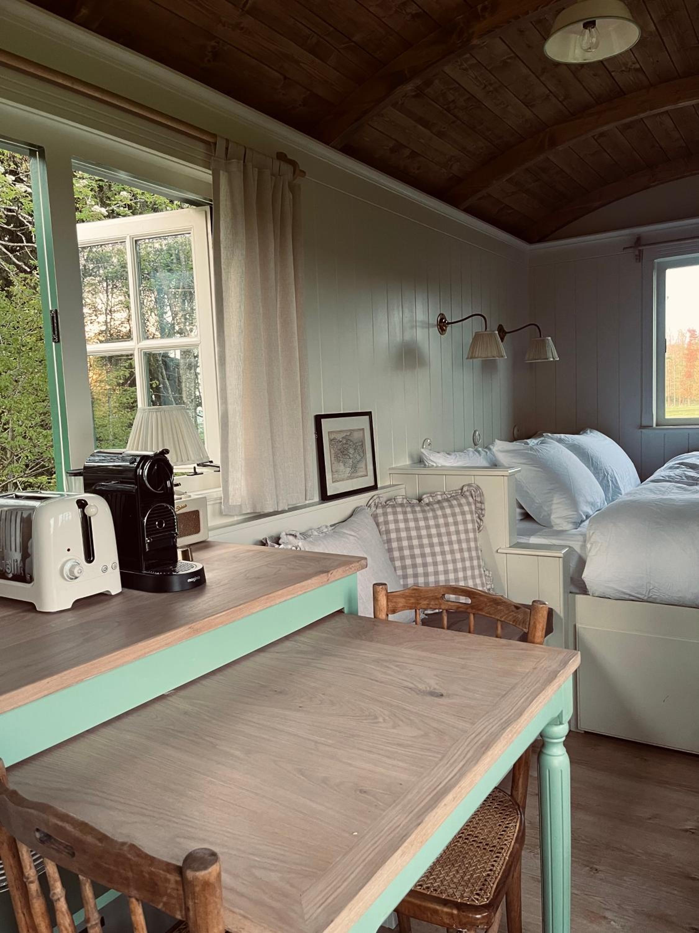 The Green Shepherd, a charming authentic cabin surrounded by beautiful countryside