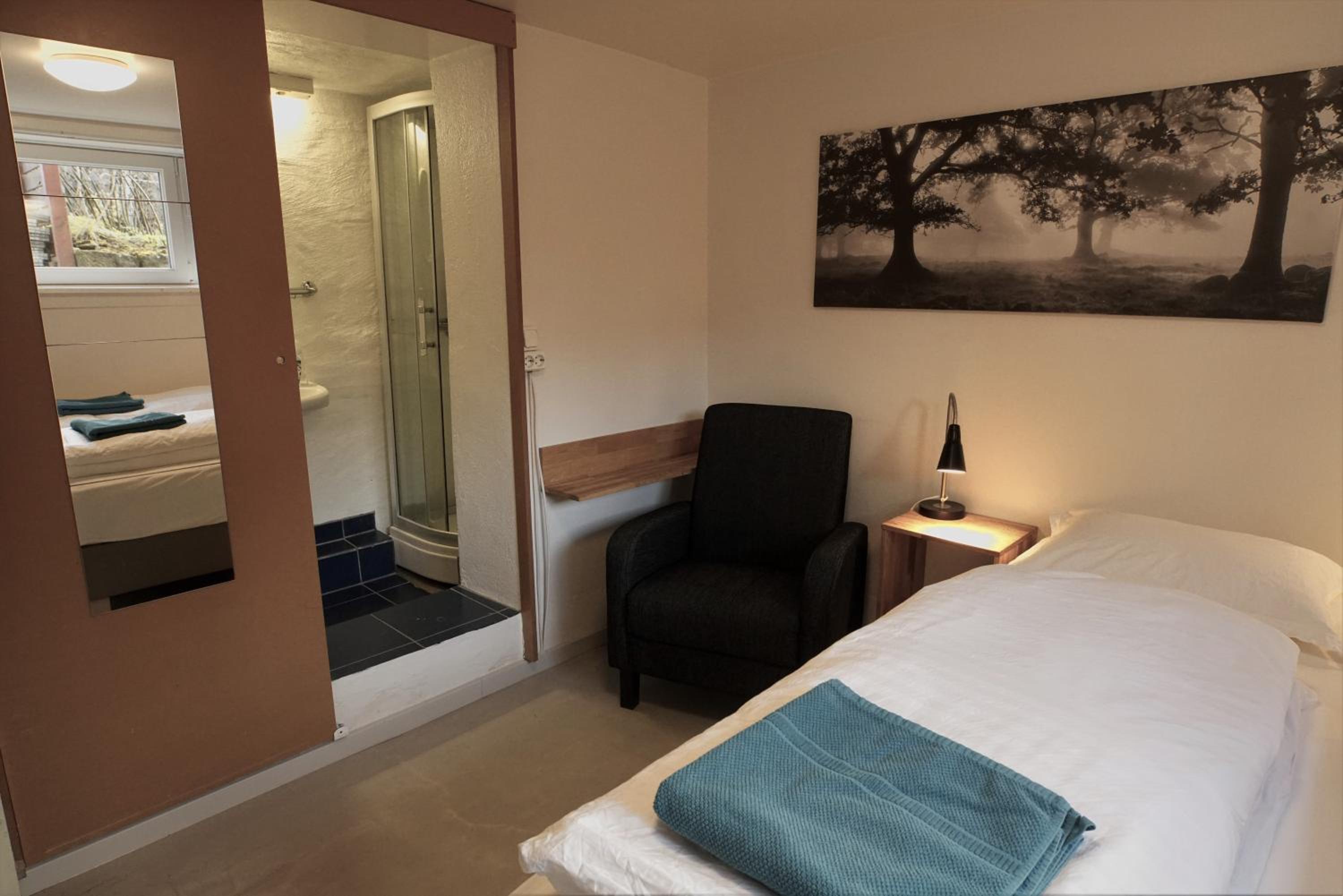 Main street X-small, ensuite bathroom and own kitchen view 3