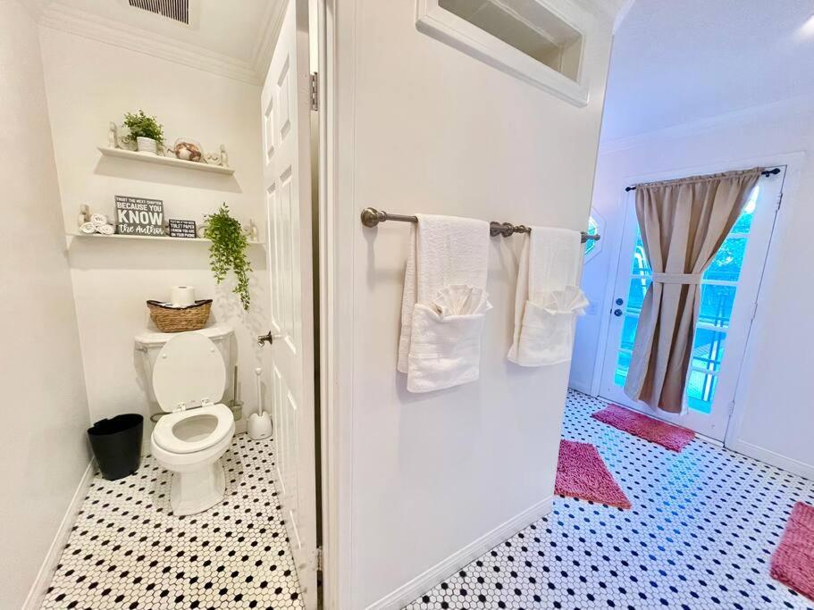 New Charming Spacious Disneyland Pool Home view 3