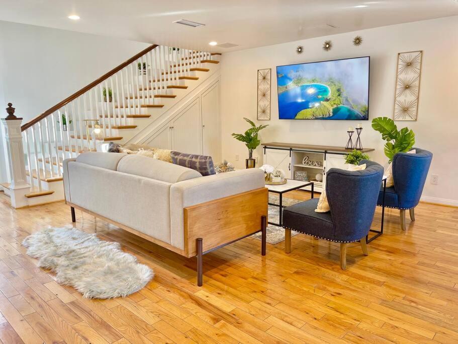 New Charming Spacious Disneyland Pool Home view 4