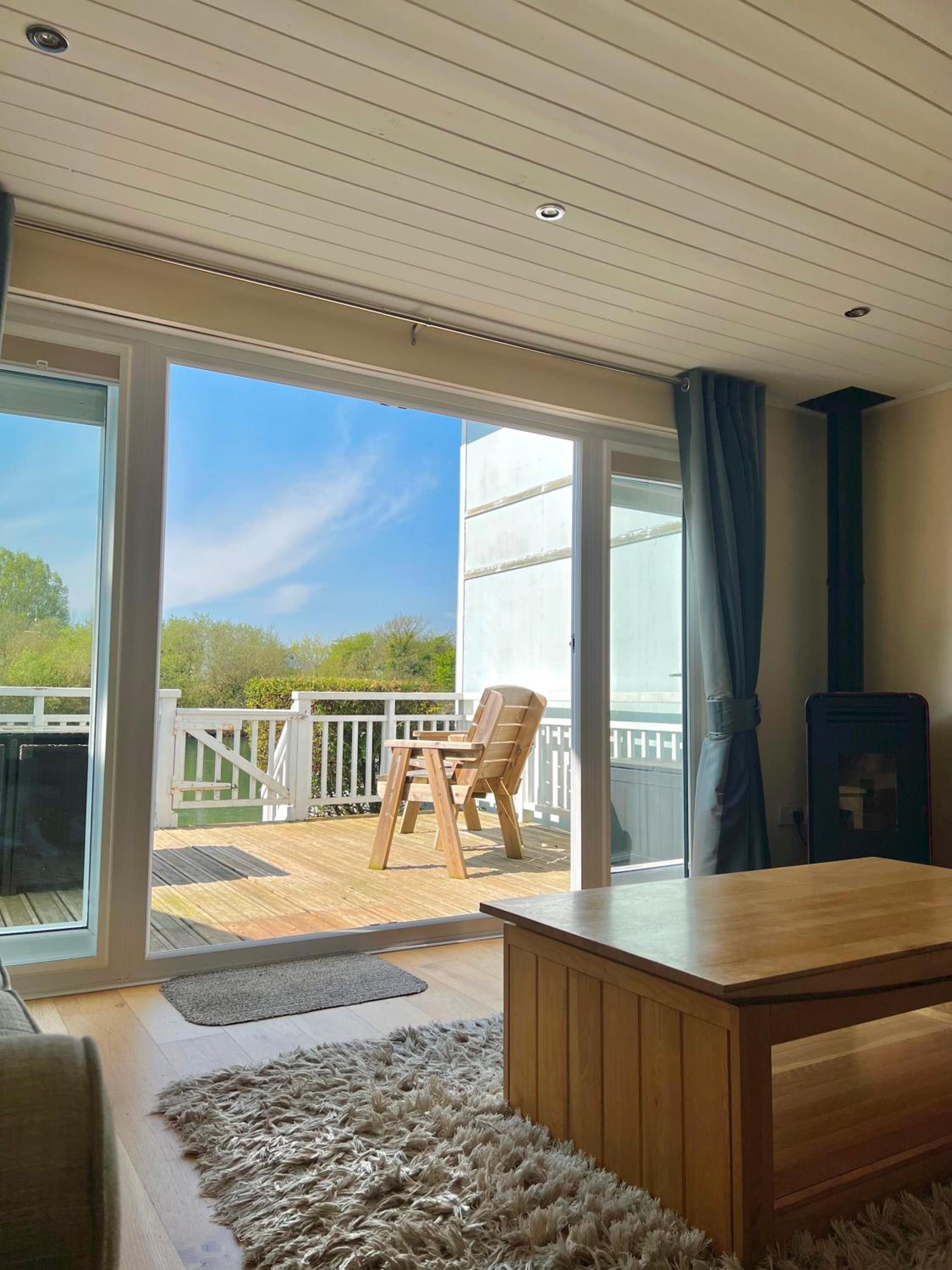 Pet-Friendly Waterside Lodge - Cotswold Water Park view 4