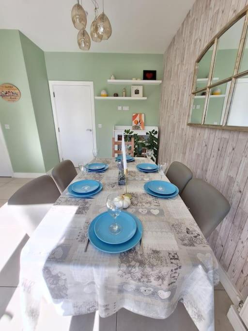 Modern home close to Airport, City and Beaches view 4