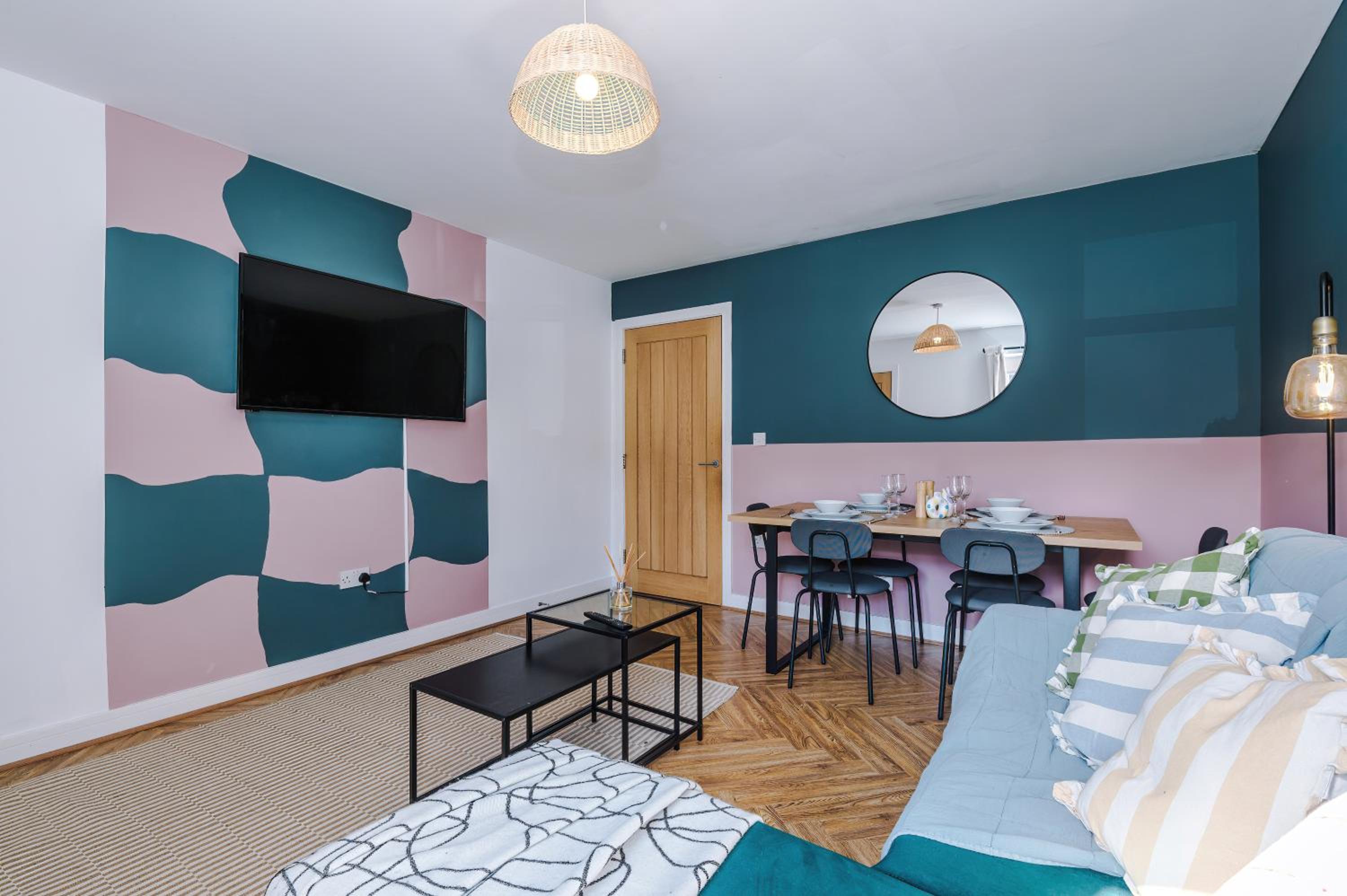 Stylish Grimsby 3-bedroom House with Wi-Fi & Parking Sleeps 6 by PureStay view 2