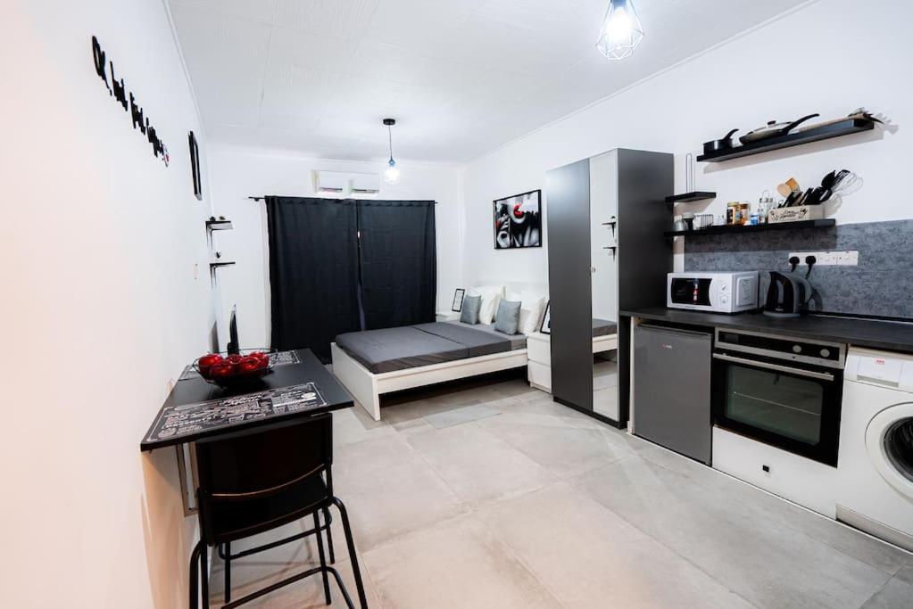 Hubstay - Klea's Downtown City Apartment Suite