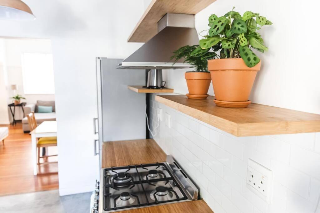 Spacious, central flat in Tamboerskloof, Cape Town view 2