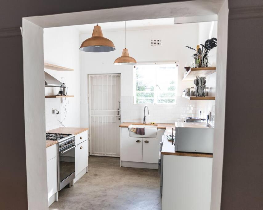 Spacious, central flat in Tamboerskloof, Cape Town view 3