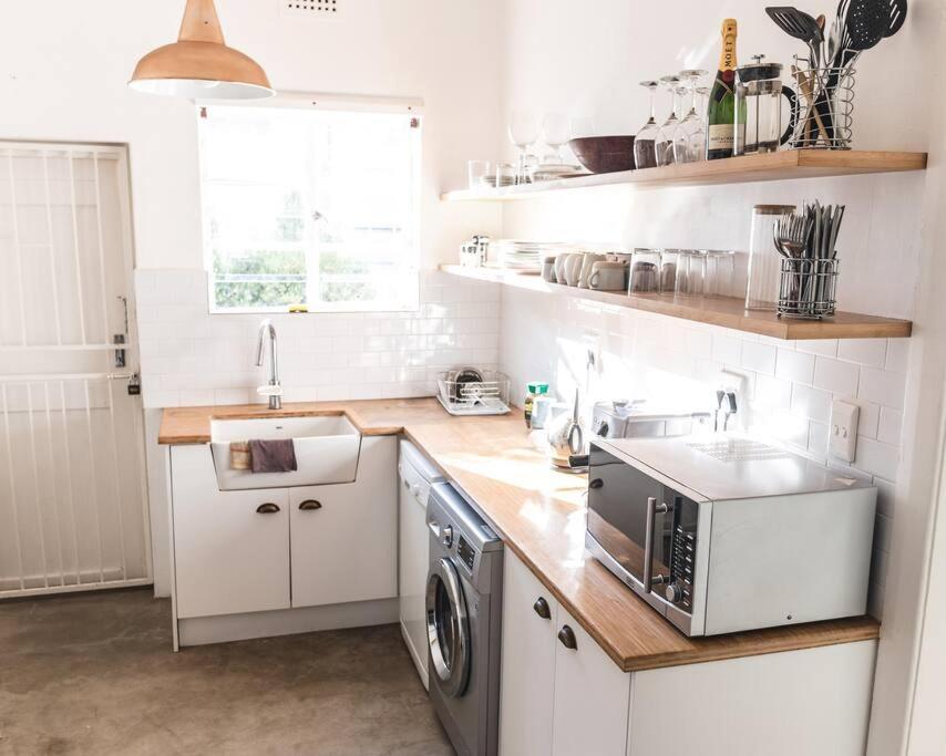 Spacious, central flat in Tamboerskloof, Cape Town view 5
