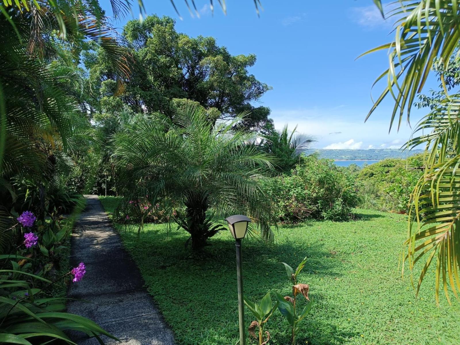 LakeGardens Arenal Condos