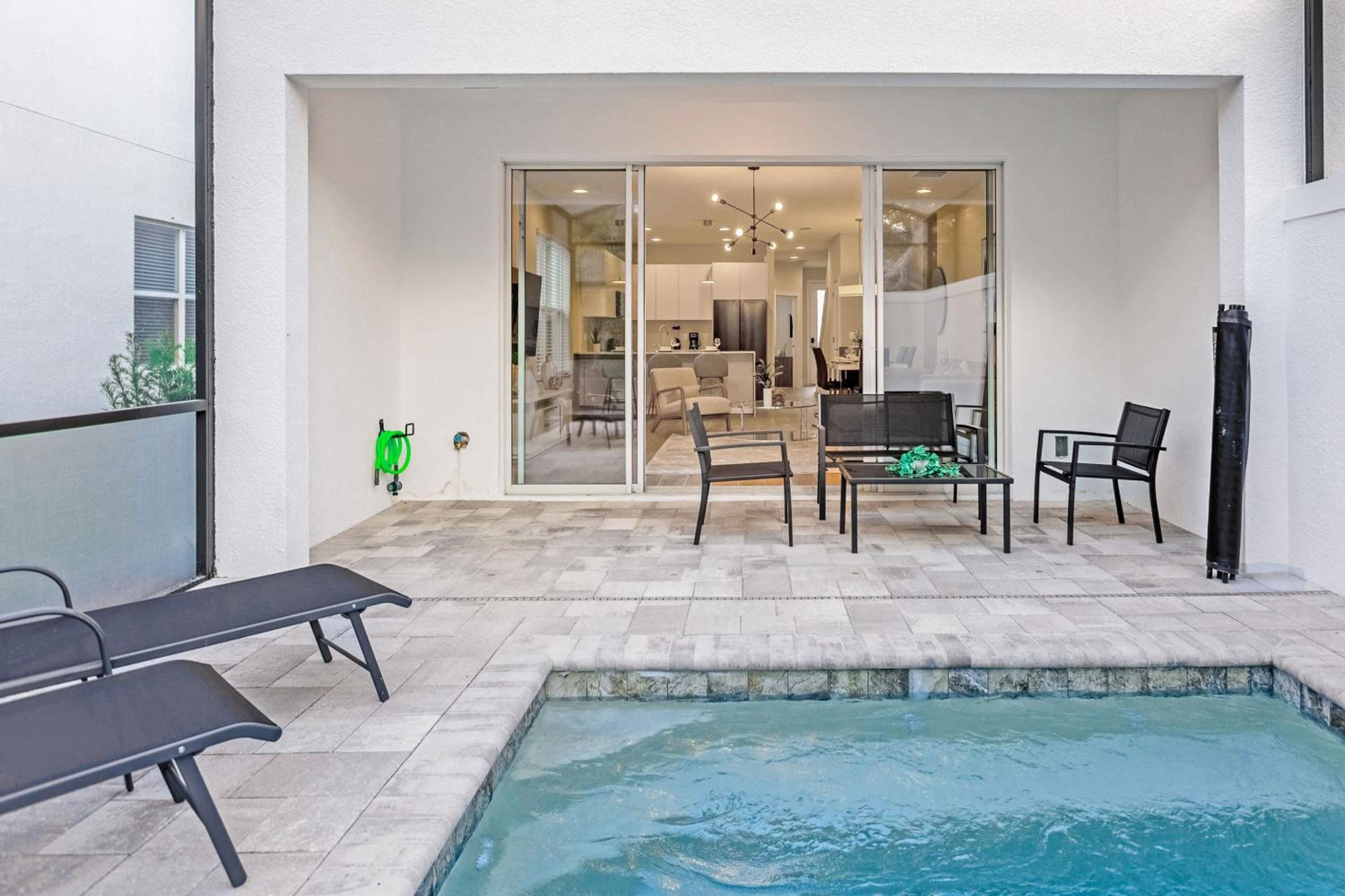 Upstay - Modern Family Townhome with Pool
