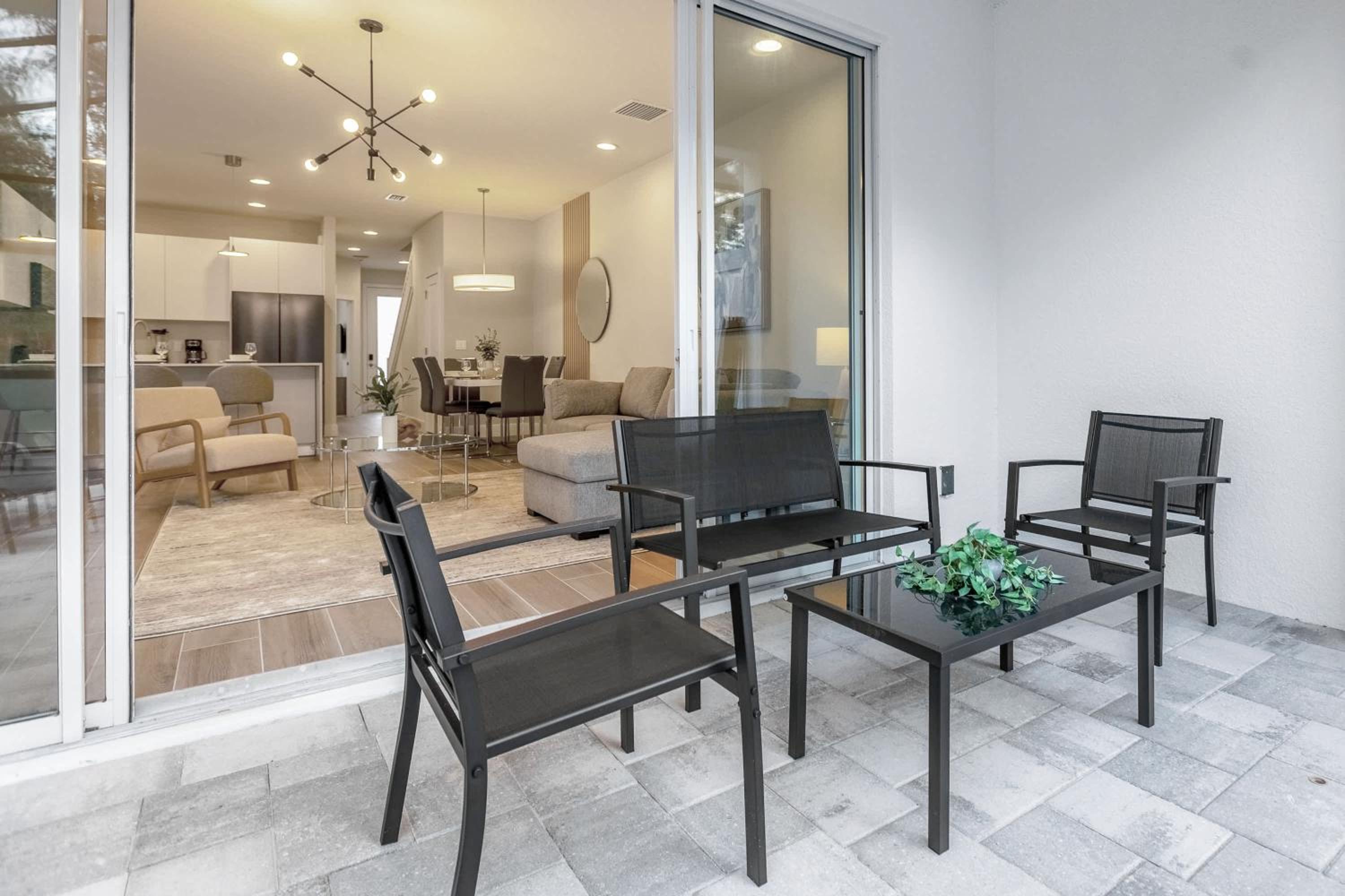 Upstay - Modern Family Townhome with Pool