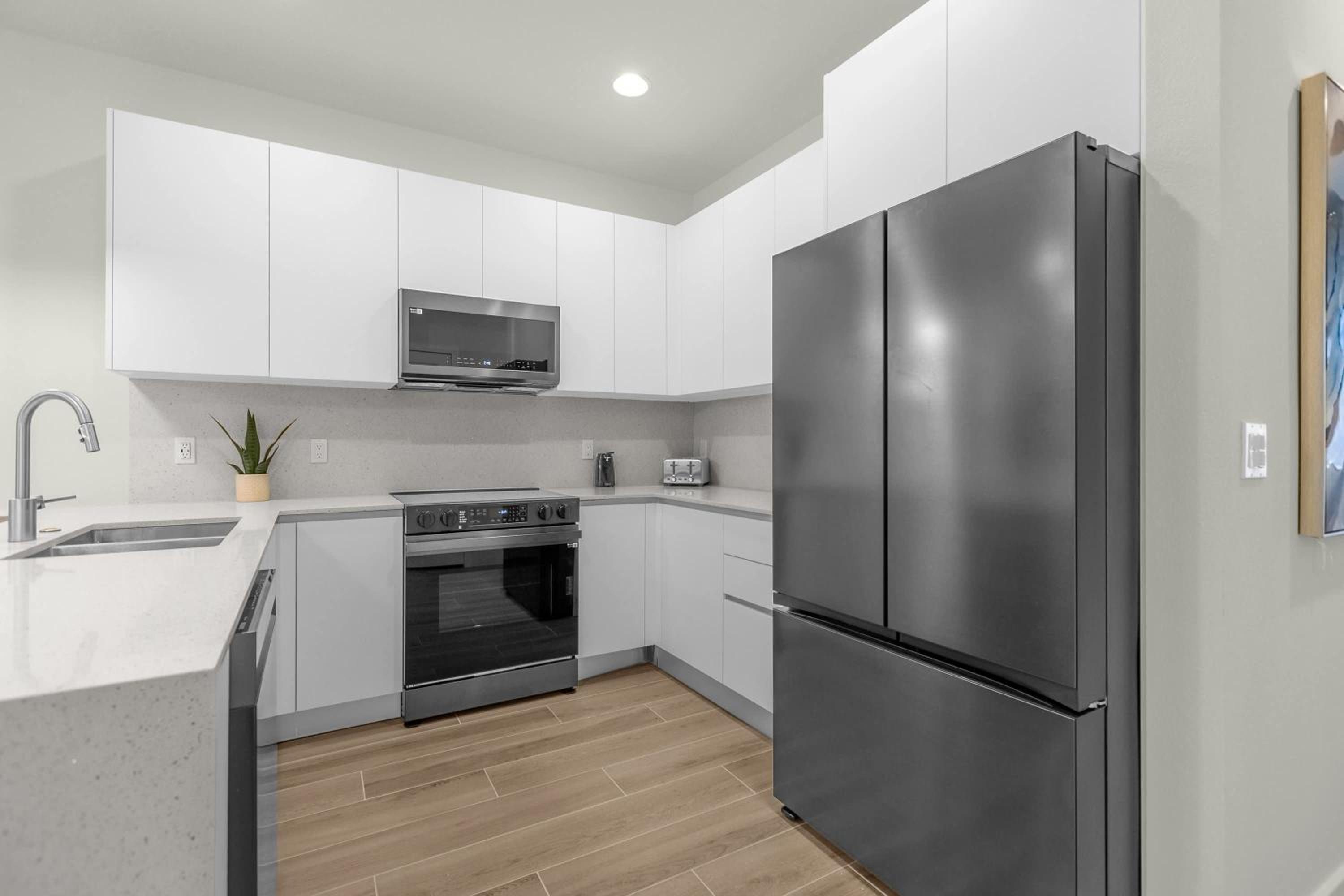 Upstay - Modern Family Townhome with Pool