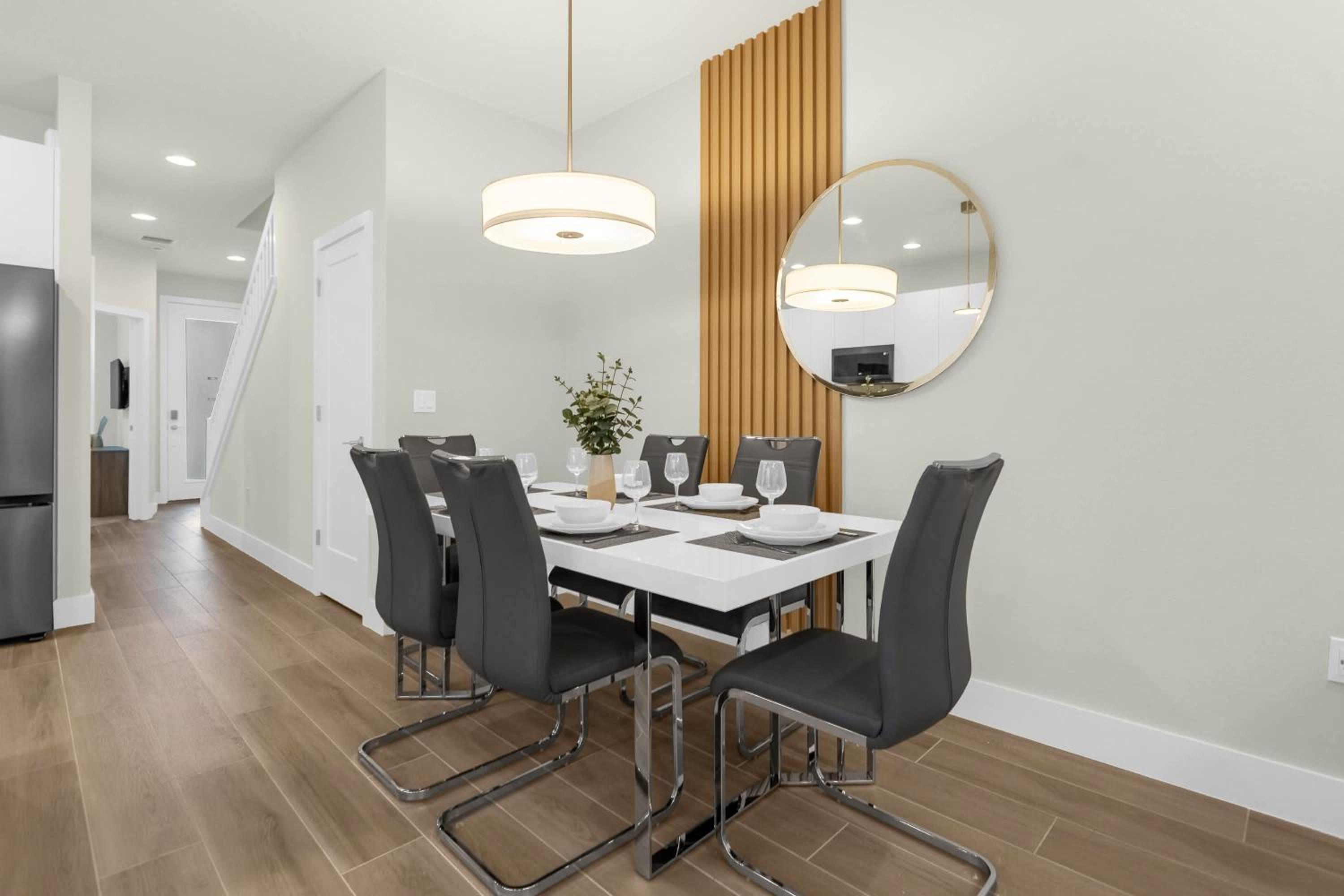 Upstay - Modern Family Townhome with Pool