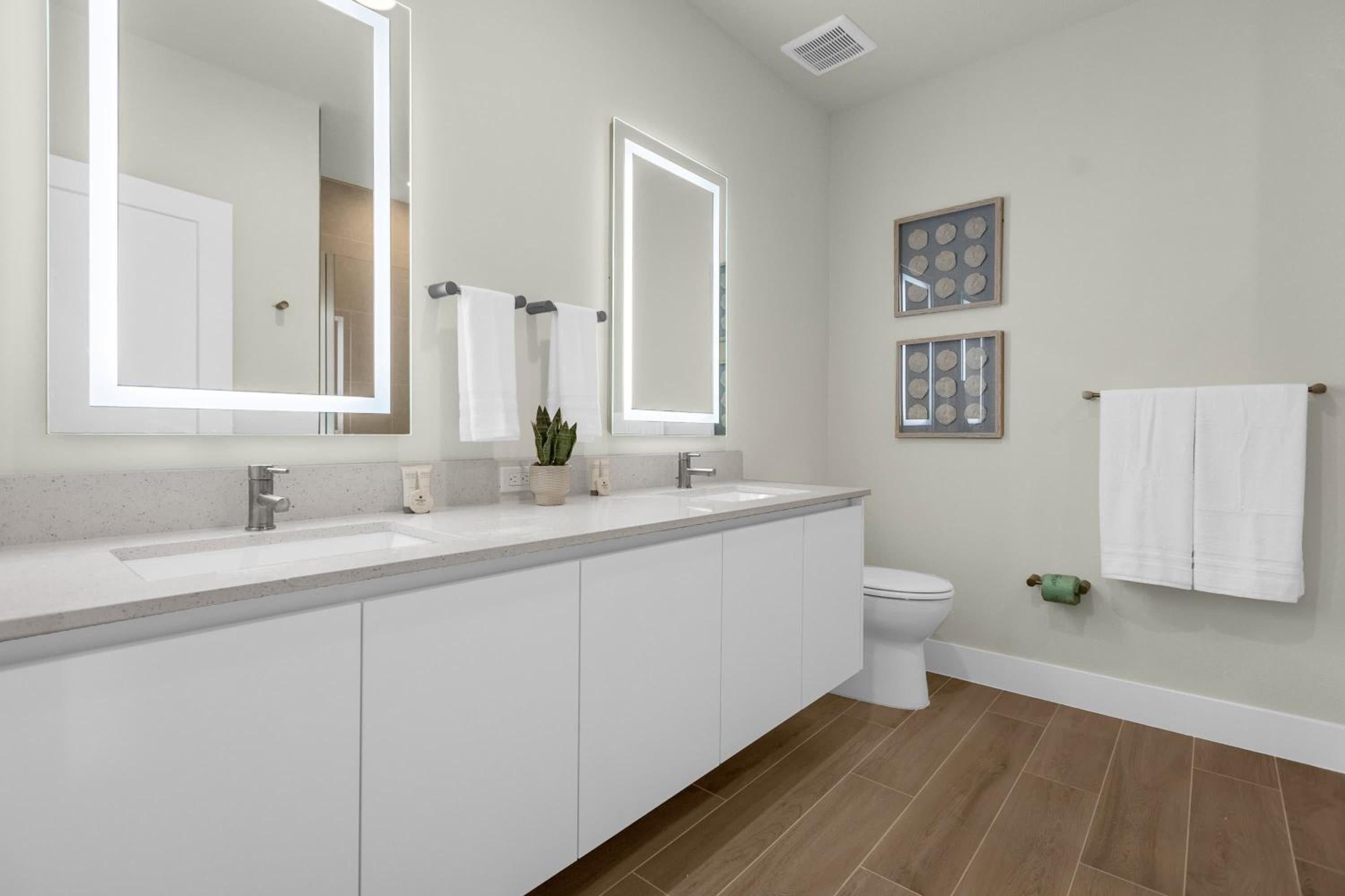 Upstay - Modern Family Townhome with Pool