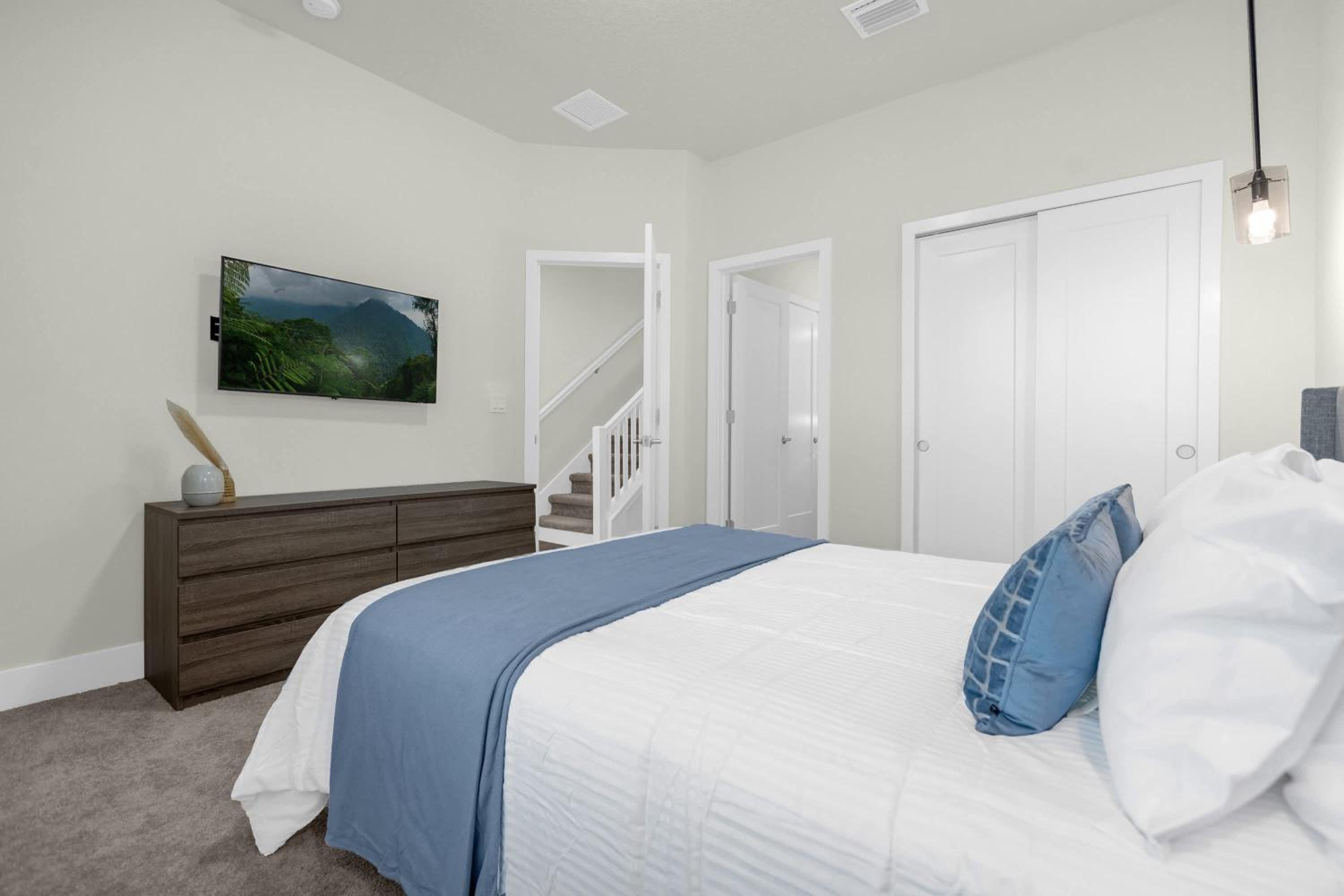 Upstay - Modern Family Townhome with Pool