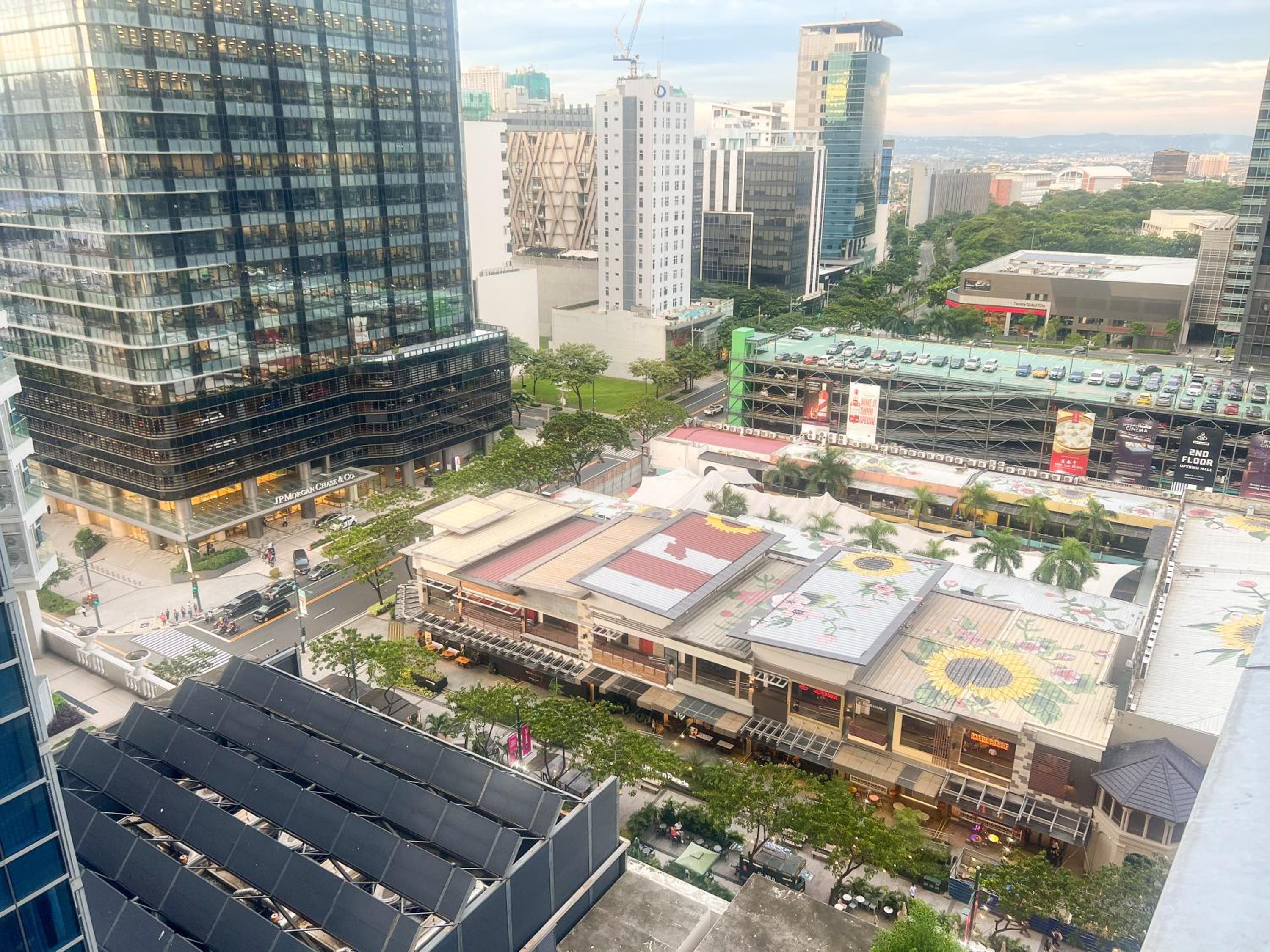 Luxury BGC Condo Across Mitsukoshi #upt112b view 4