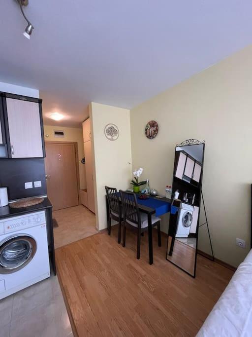 Blue Orchid Studio near airport & free parking