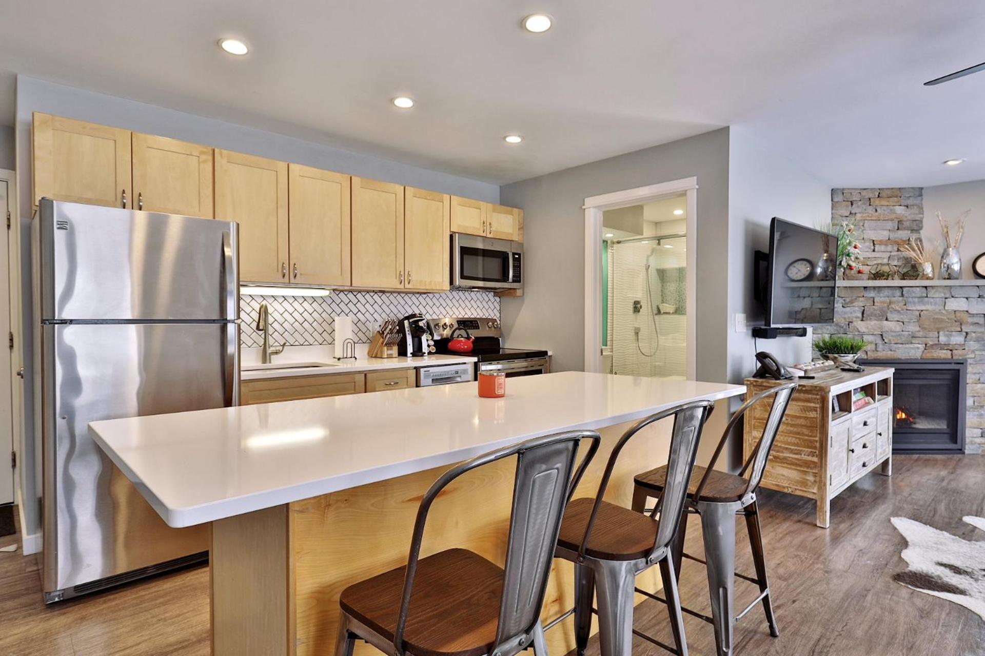 Beautifully Renovated 2 Room, 2 Bath Suite in Killington - Shuttle and Lift Ticket Discounts! 542 view 3