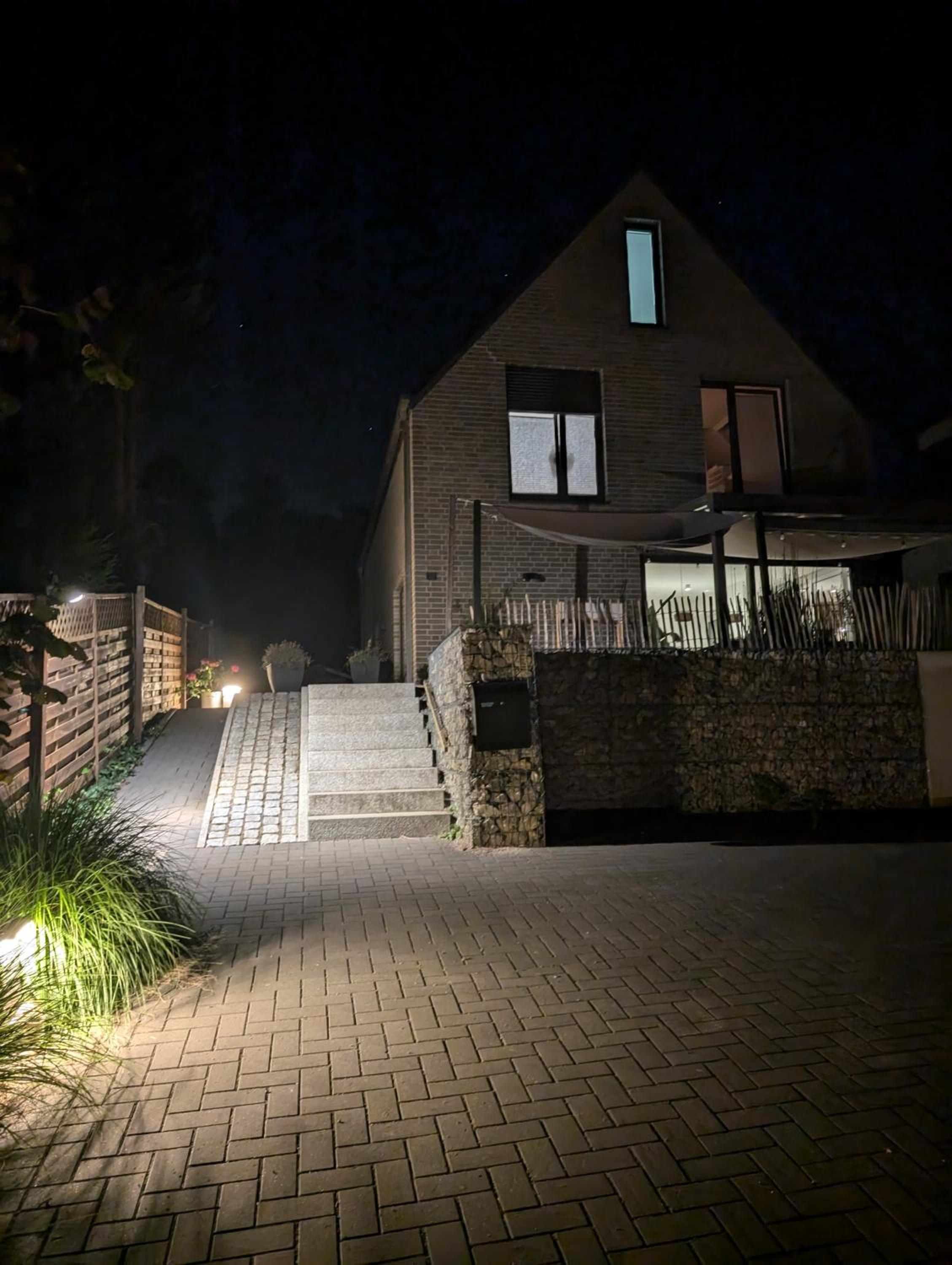 Architektenhaus mit Spielplatz, Sauna & Pool am Wald nahe Hamburg
