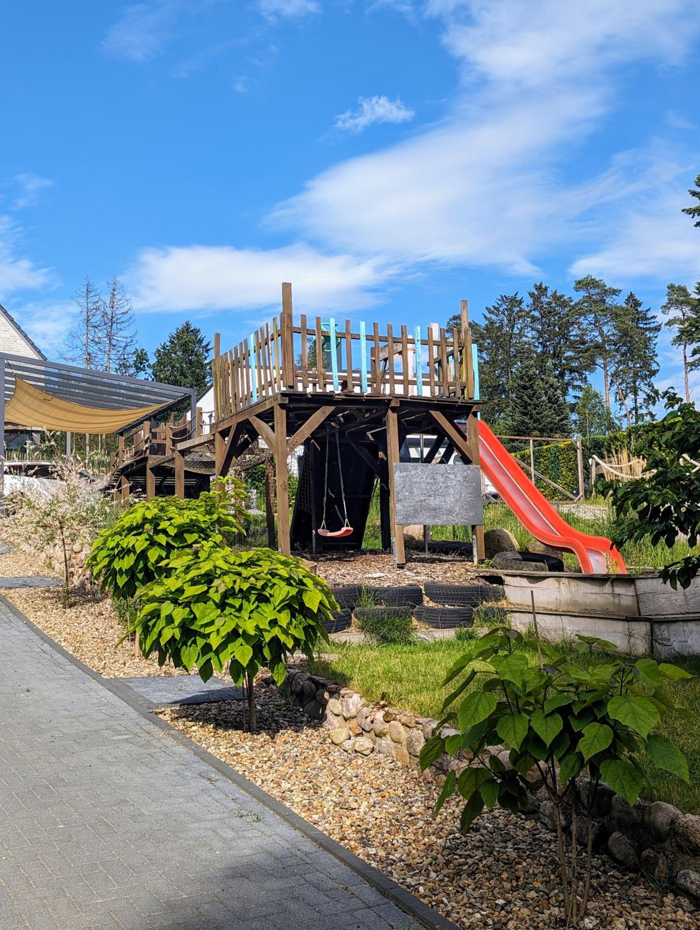 Architektenhaus mit Spielplatz, Sauna & Pool am Wald nahe Hamburg