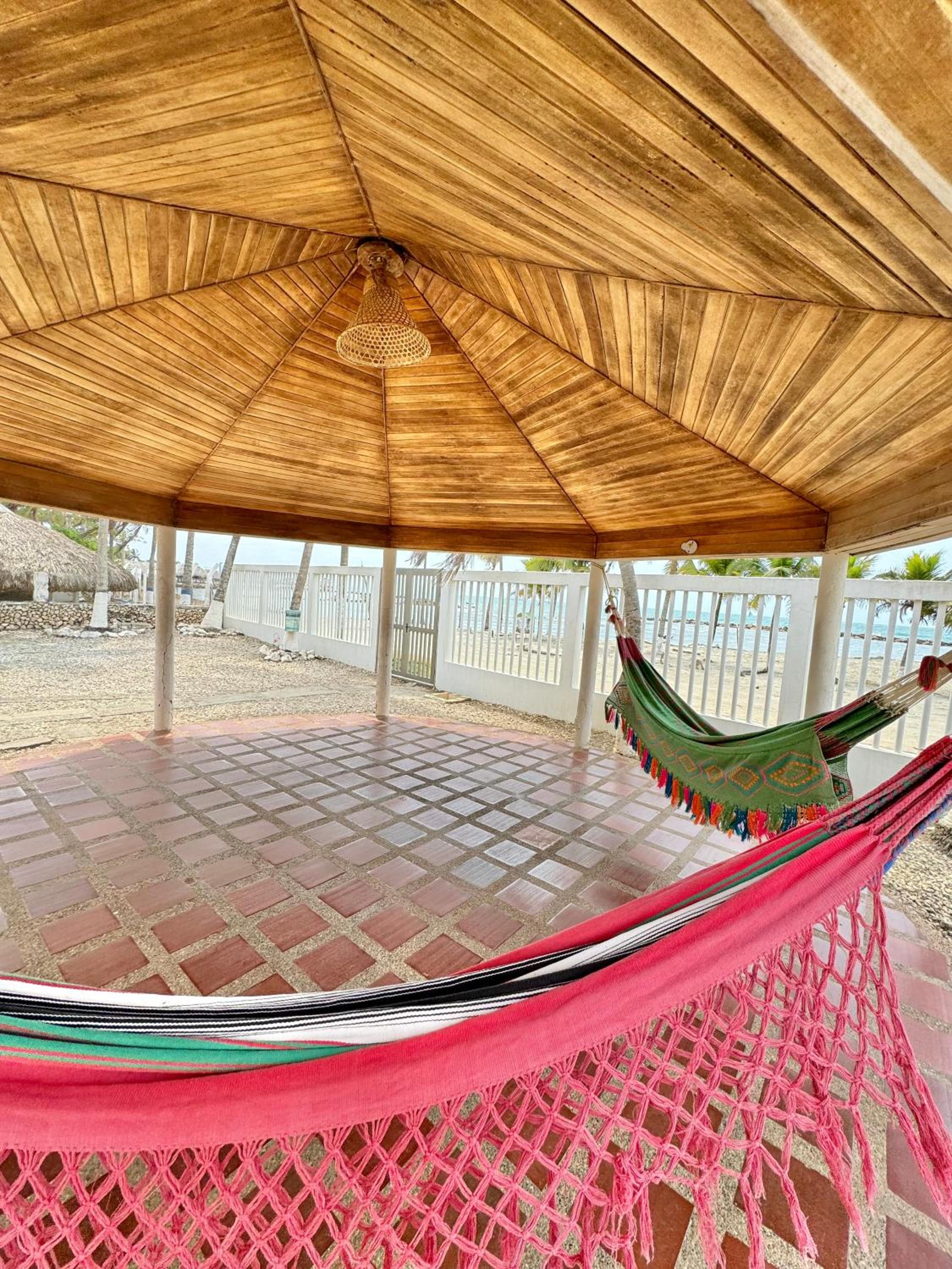 Conjunto Vergaralandia cabañas frente al mar