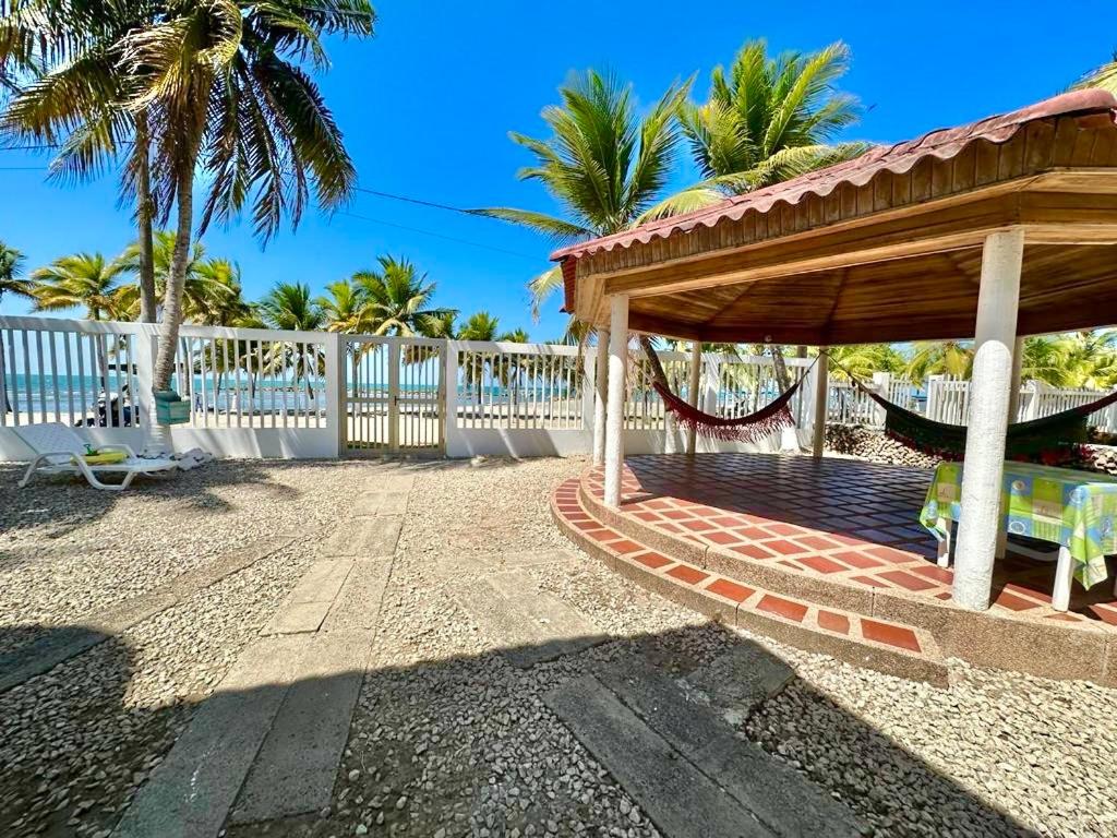 Conjunto Vergaralandia cabañas frente al mar