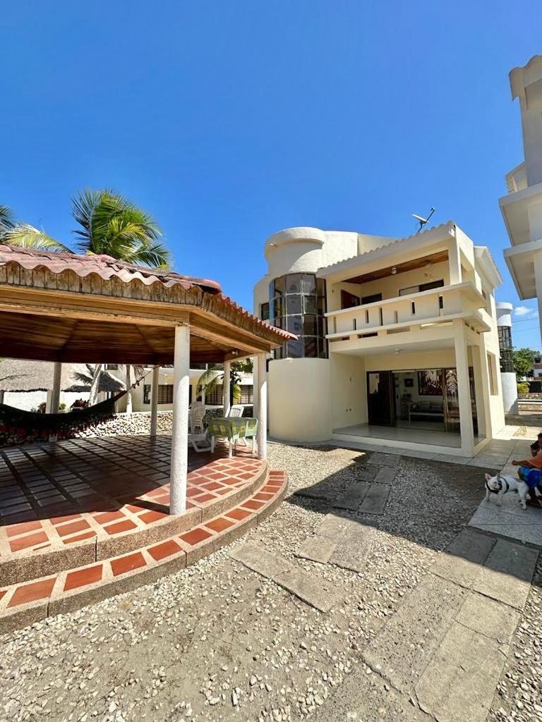 Conjunto Vergaralandia cabañas frente al mar