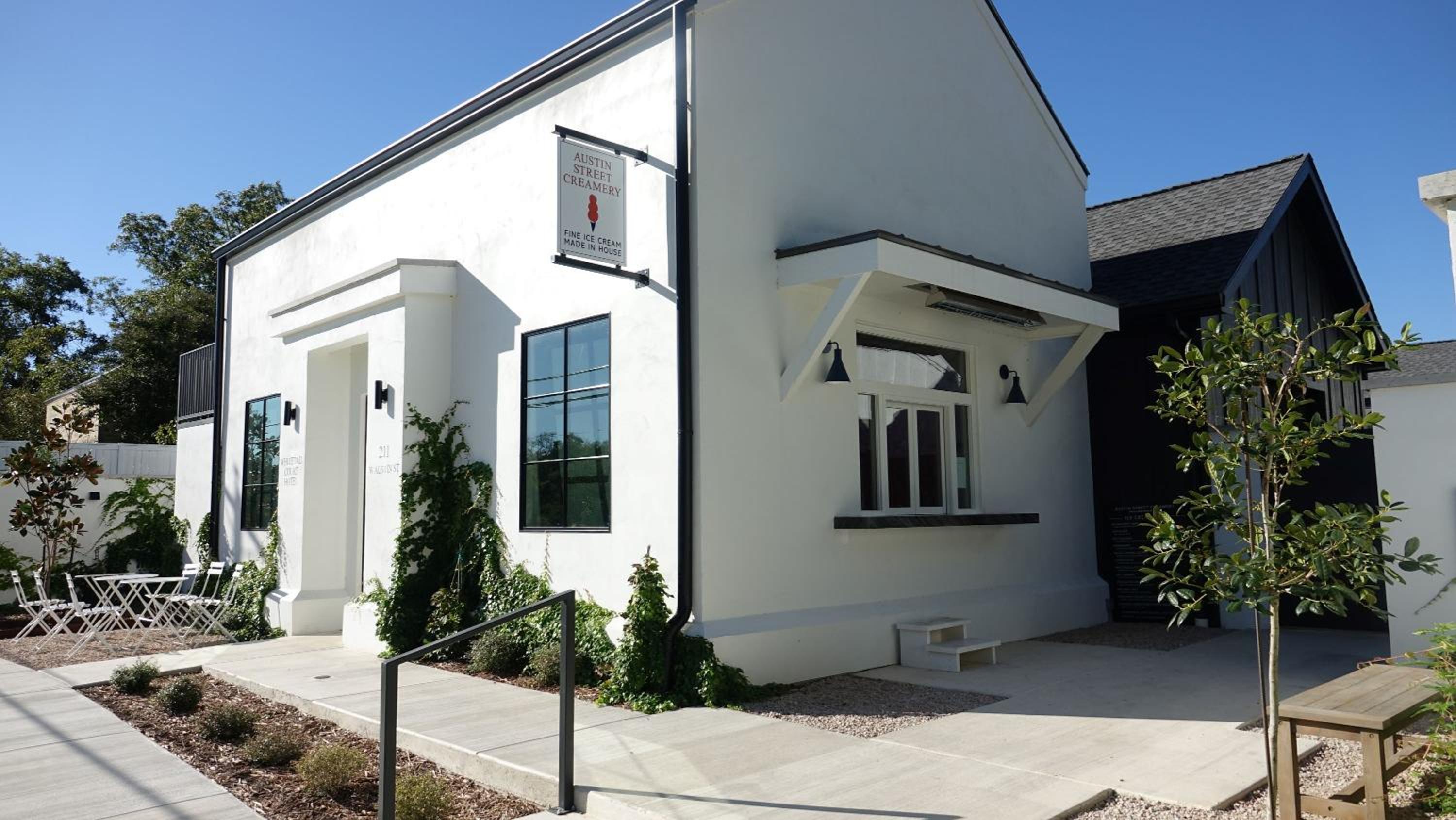 Whitetail Court Hotel