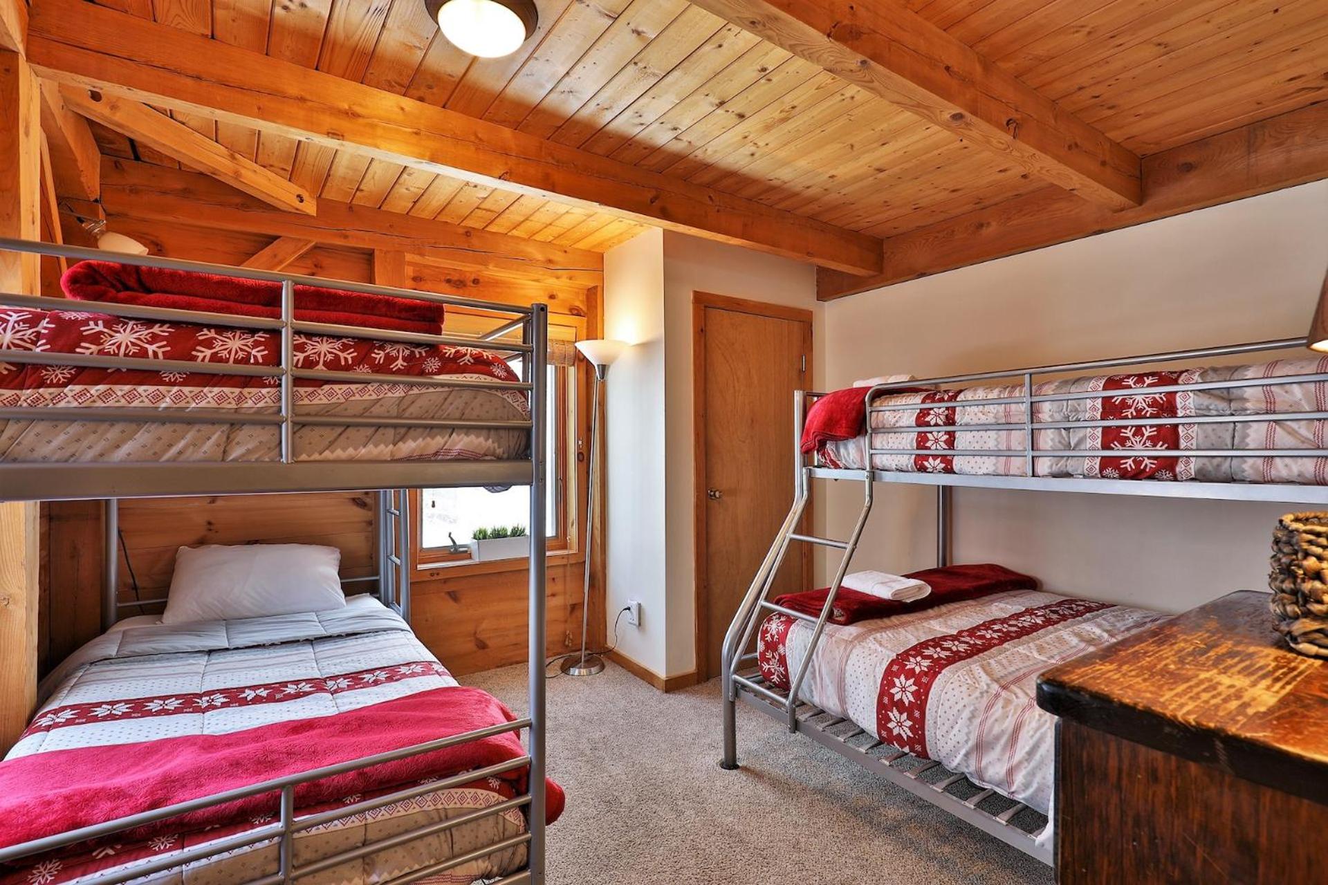 Killington Cabin - Right Unit - Sleeps 10 in 4 BR, 2 BA Cozy Escape