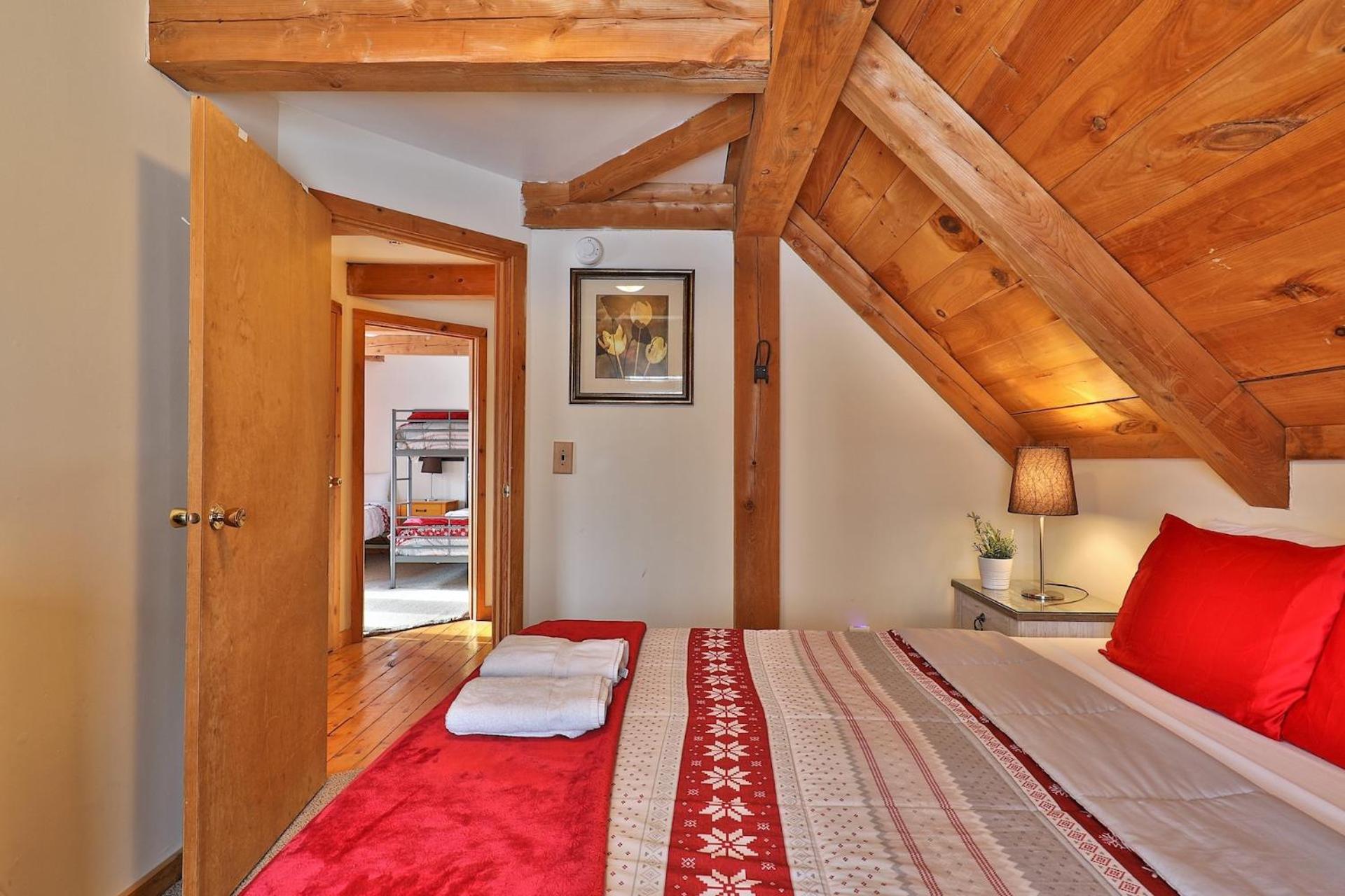 Killington Cabin - Right Unit - Sleeps 10 in 4 BR, 2 BA Cozy Escape