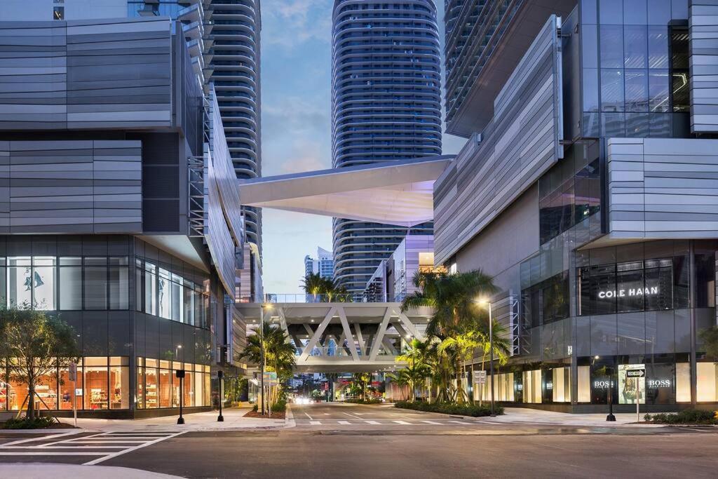Modern Home w Jacuzzi Near Wynwood-Design District-MIA Airport