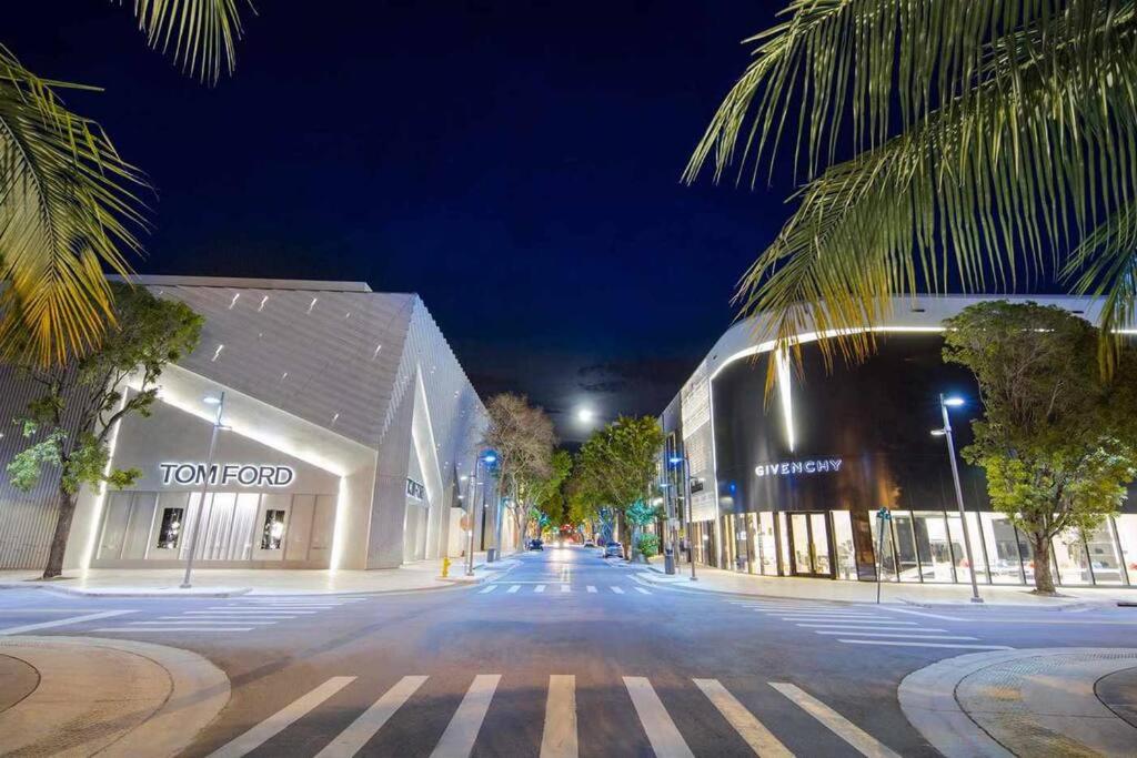 Modern Home w Jacuzzi Near Wynwood-Design District-MIA Airport