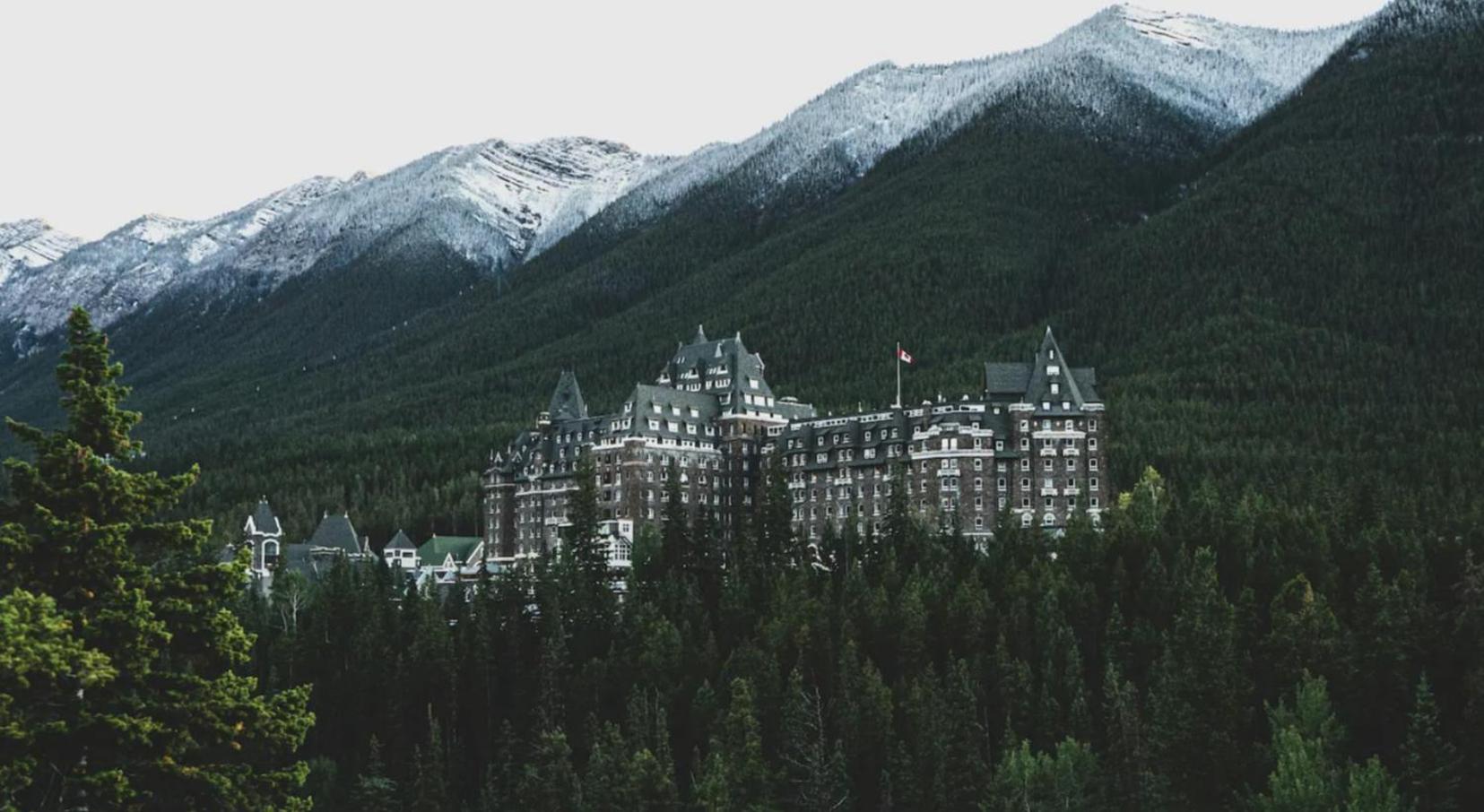 New Spacious Mountain View Condo in Canmore With Hot Tub, Park Pass, Prime Location