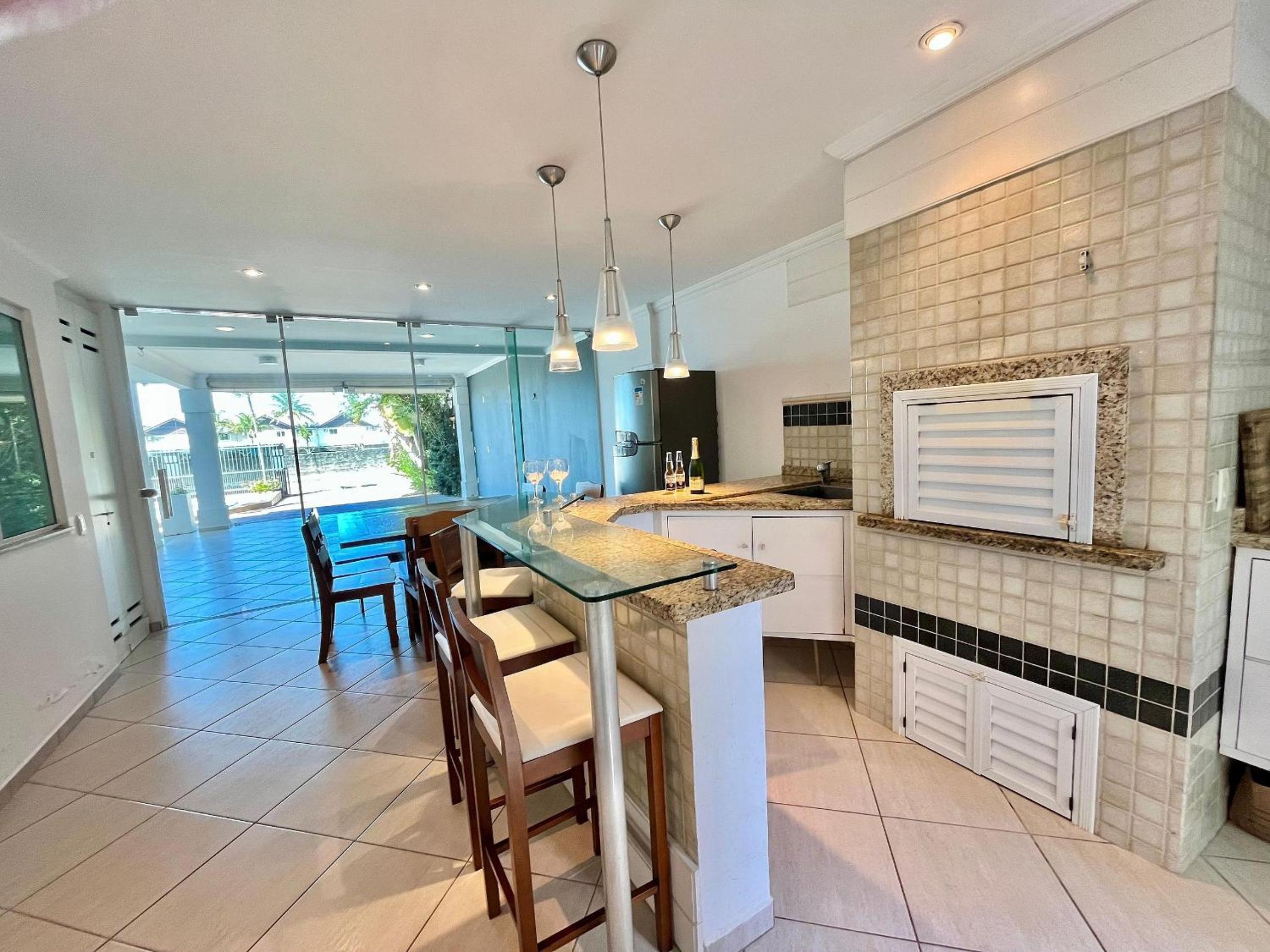 Casa com Piscina, Alto Padrão na Praia de Mariscal - 12 Pessoas