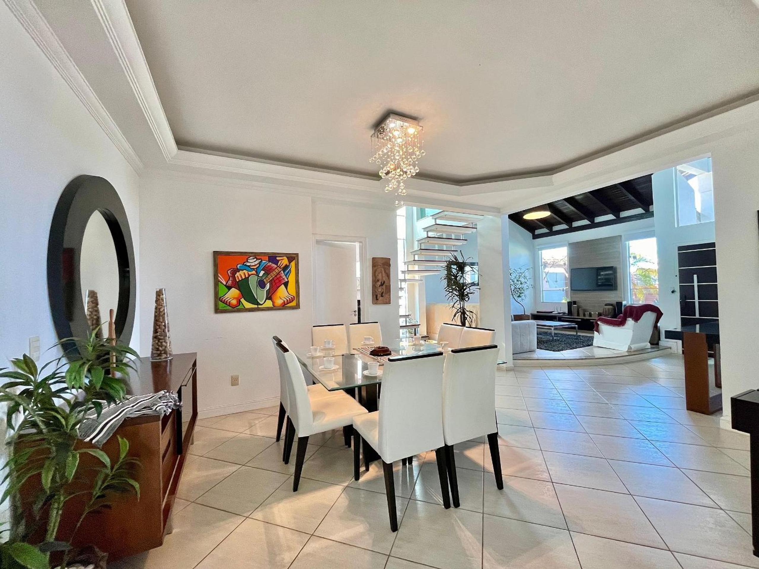 Casa com Piscina, Alto Padrão na Praia de Mariscal - 12 Pessoas