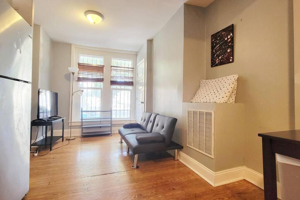 Entire House King Bed near Downtown Free Parking view 3